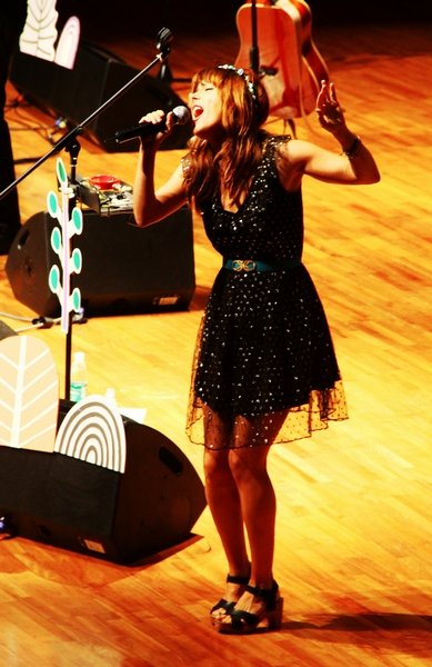 Lenka巡演完美落幕 摩登天空启动海外艺人战略