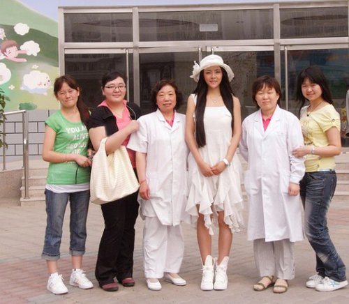 歌手<em>吴婷</em>心系孤儿 福利院里播撒爱心_娱乐_腾
