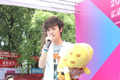 代悦空降江城武汉 为花儿朵朵高校唱区启航助威