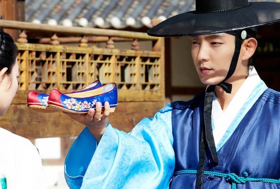 阿娘使道传》曝剧照李准基向申敏儿赠鞋示爱_娱乐_腾讯网