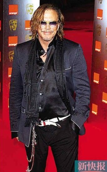 56岁米基-洛克自曝整容惨照 耳朵取表皮整鼻子