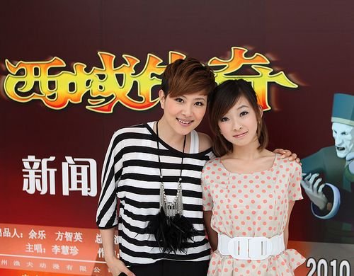 何曼婷参加《西域传奇》发布会 可爱为媒体指路