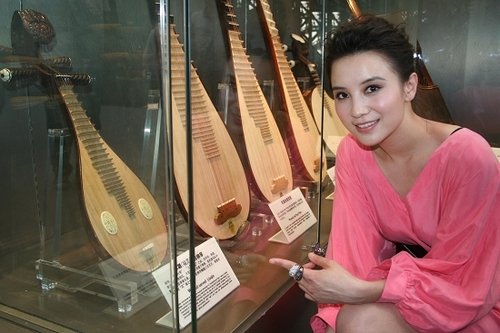 “盛女“小宋佳冷艳版梦幻婚纱(图)图片