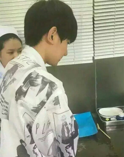 王源中考结束心情爽 自曝因被狗咬到手指晕倒