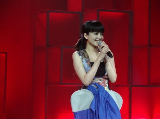 刘惜君携新碟上芒果台 鬼马录制《越淘越开心》