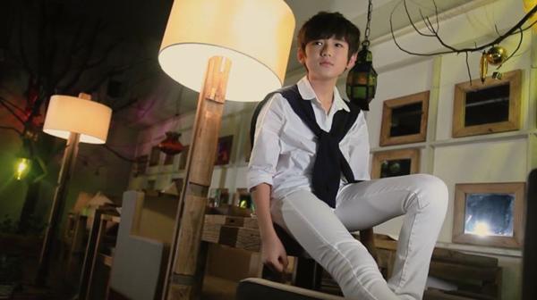 “静默少年”宋亚轩翻唱《浮夸》声线温暖动人