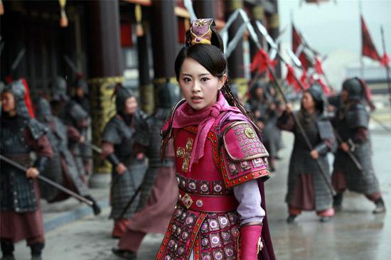 剧中,孙耀琦饰演女将樊梨花,战场上威风凛凛,杀敌无数,情场上,与薛