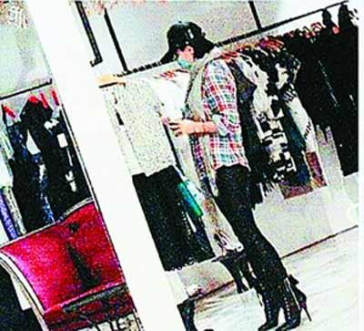 刘嘉玲巨肚现形 独自安胎万元狂扫平底鞋【图】