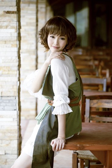 《广告风云》上海热拍 唐嫣演绎职场“新贵”