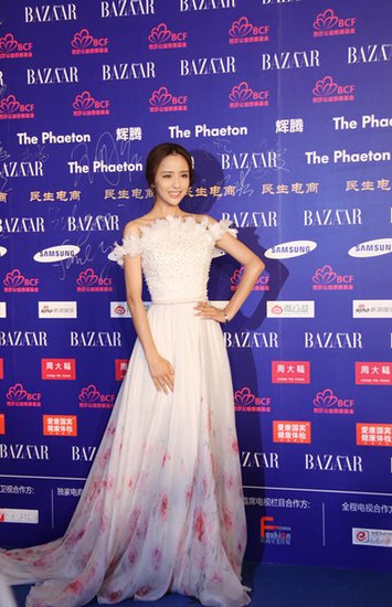 佟丽娅助阵芭莎明星慈善夜 感言让时间了解爱