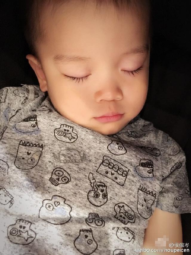 侯佩岑因他而快乐忧伤 怀抱可爱儿子幸福一脸