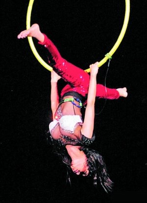 而蔡依林继续挑战高难度体操特技,被吊上离地14米的钢环,演出