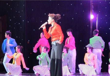 柏文唱响《越爱越美丽》 活力压阵政法晚会