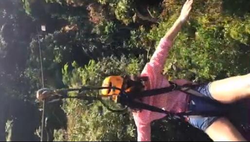 <em>柳岩</em>穿<em>超短裤</em>玩滑索露大白腿 神秘男出镜被调