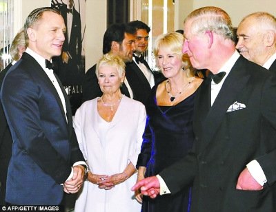 英皇室助阵007新片首映 影片内地明年1月引进