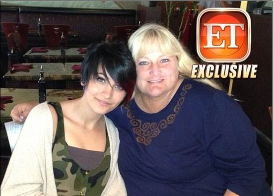 杰克逊前妻黛比与女儿合照曝光 胖到无人识