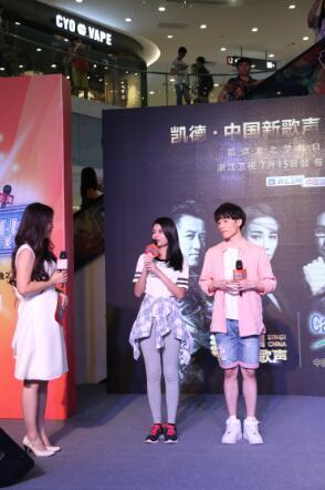 《新歌声》学员处女秀 杨博李佩玲演唱盲选曲