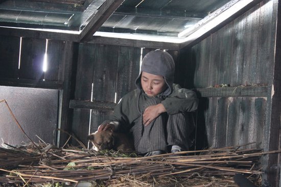 张子枫拍《板凳》躲入垃圾箱 戏内流浪街头