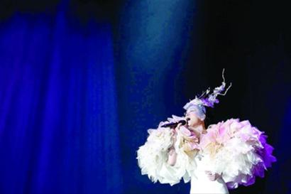 上海个唱上座率超九成 毛阿敏登台大哭又大笑