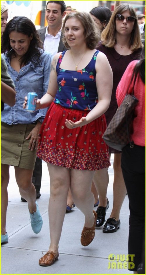 美剧《衰姐们》片场曝光 Adam Driver半裸亮相_大楚网_腾讯网