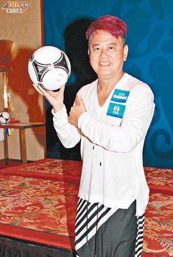 李克勤带妻子去乌克兰讲足球 电视台投保千万