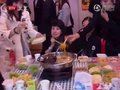 视频：海清回母校吃火锅 黄渤昔日班长不言帅