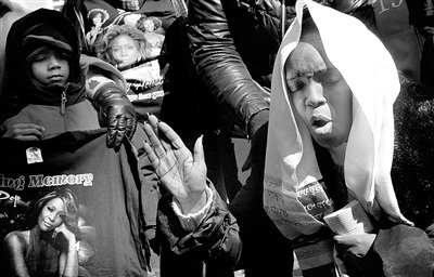 惠特妮下葬入土难“安” 唱片销售供不应求