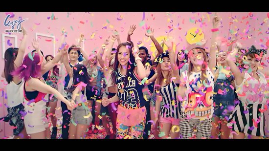 弦子《看走眼》MV出动百人 大阵仗累哭制片