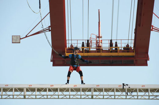 《纵横四海》班杰明吊桥瑜伽 上演“步步惊心”