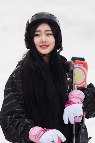 袁雨萱韩国街头受追捧 被韩星探塞名片