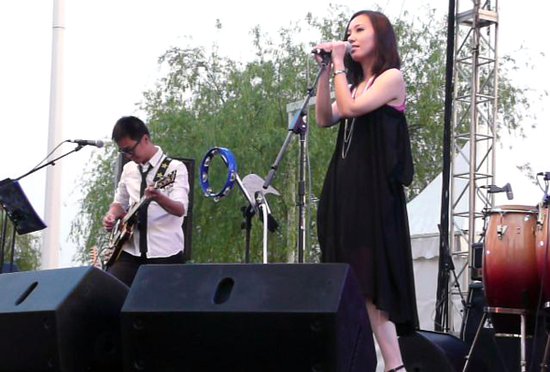 曹方亮相民谣诗歌音乐节 温馨现场感动观众(图)