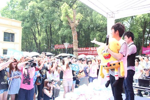 代悦空降江城武汉 为花儿朵朵高校唱区启航助威