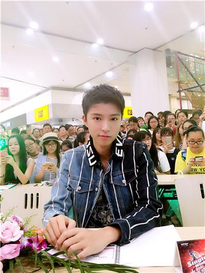 左溢助阵某活动决赛 现场演唱获粉丝狂赞