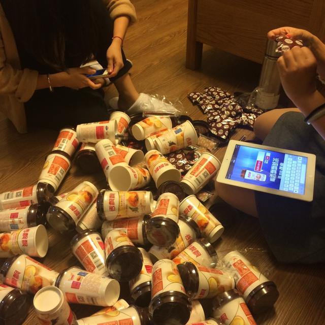 00后女孩为见郭敬明 斥巨资疯狂买奶茶_娱乐_腾讯网