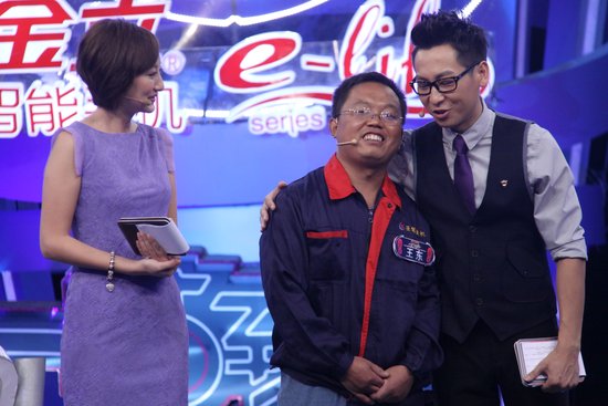 《一站到底》首位农民工嘉宾登台 赢走五件大