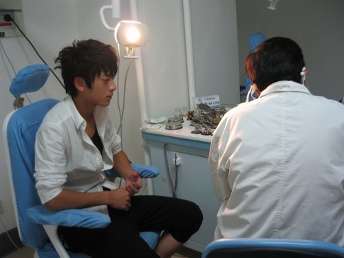 快男陈翔不受耳疾影响顺利晋级 赛后去医院复