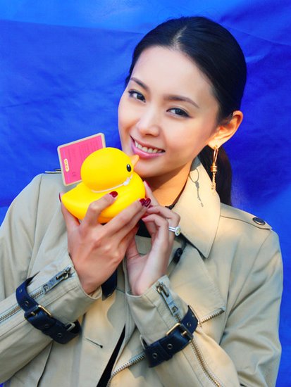 演员刘佳亮相公益活动 干练率性萌味十足(图)