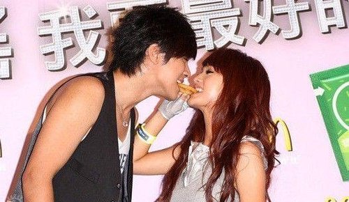 揭秘拍吻戏有怪癖的女明星 赵薇紧张做鬼脸