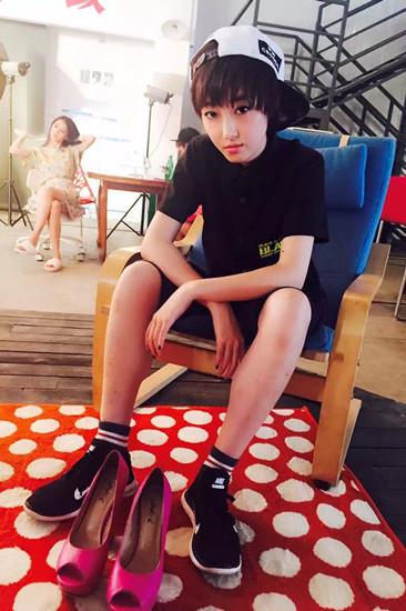 《翻身姐妹2》开机 蒋梦婕颠覆软妹中性风亮相 