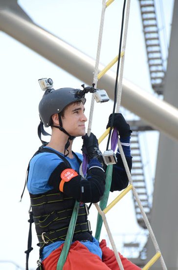 《纵横四海》班杰明吊桥瑜伽 上演“步步惊心”