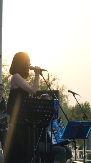 曹方亮相民谣诗歌音乐节 温馨现场感动观众(图)