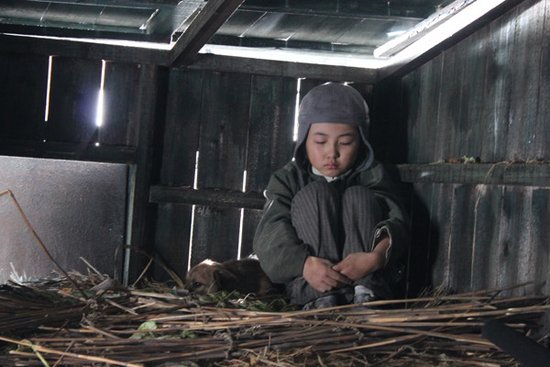 张子枫拍《板凳》躲入垃圾箱 戏内流浪街头