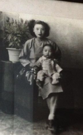 温碧霞91岁母亲离世 自曝童年与母亲黑白照