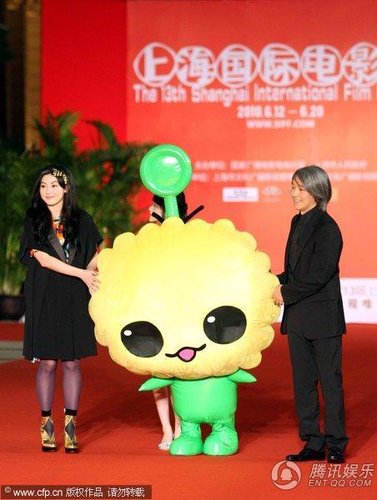 周星驰张柏芝牵7仔走红毯 12年后聚首上影节