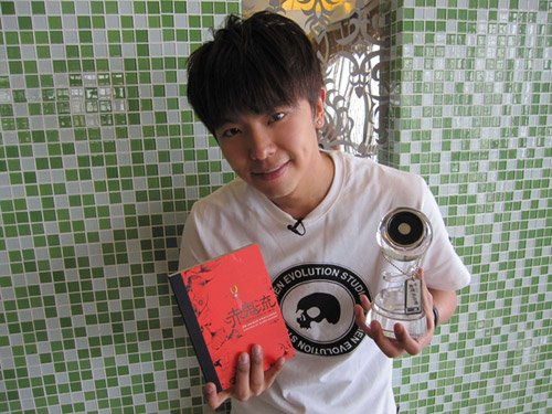 黄鸿升旋风袭马 新书《赤鬼流》签名会人潮攒动