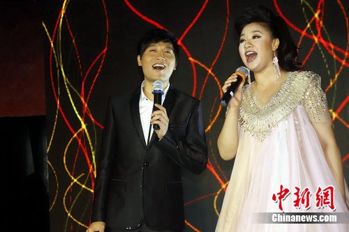王丽达与汤子星秀夫妻恩爱 遭金铁霖幽默"调侃"