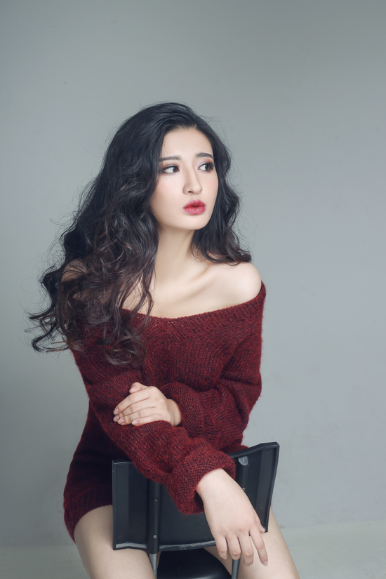 《谢文东4》正在热播 演员张芷然化身美女杀手