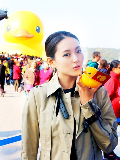 演员刘佳亮相公益活动 干练率性萌味十足(图)