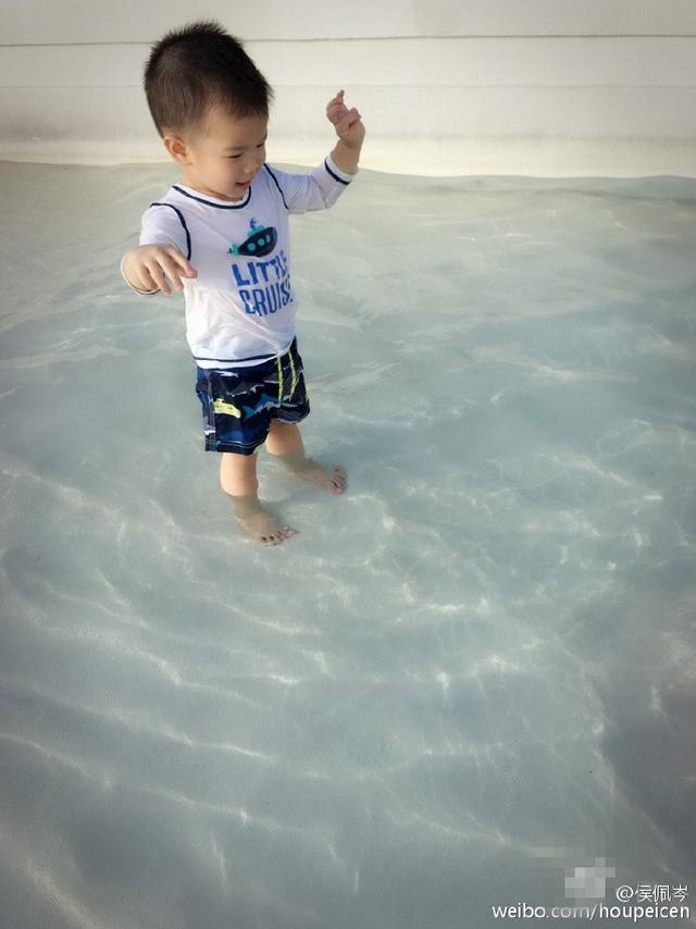 侯佩岑因他而快乐忧伤 怀抱可爱儿子幸福一脸