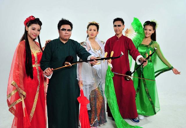 江南西人与Miss Like拍MV 调侃股市跌停